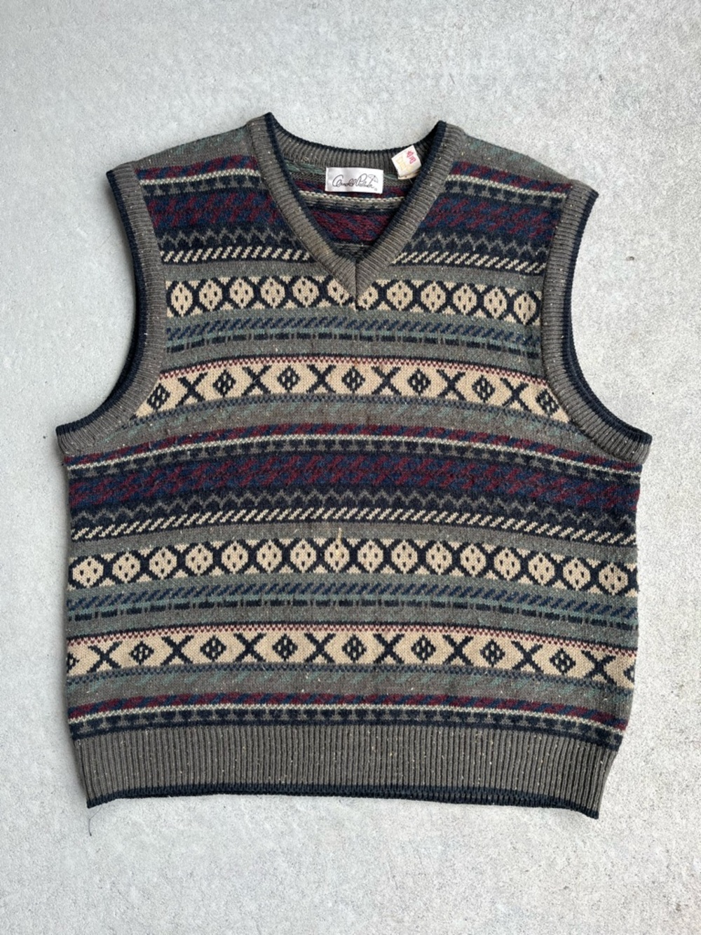 Vintage-Inspired Green Patterned V-Neck Sweater Vest